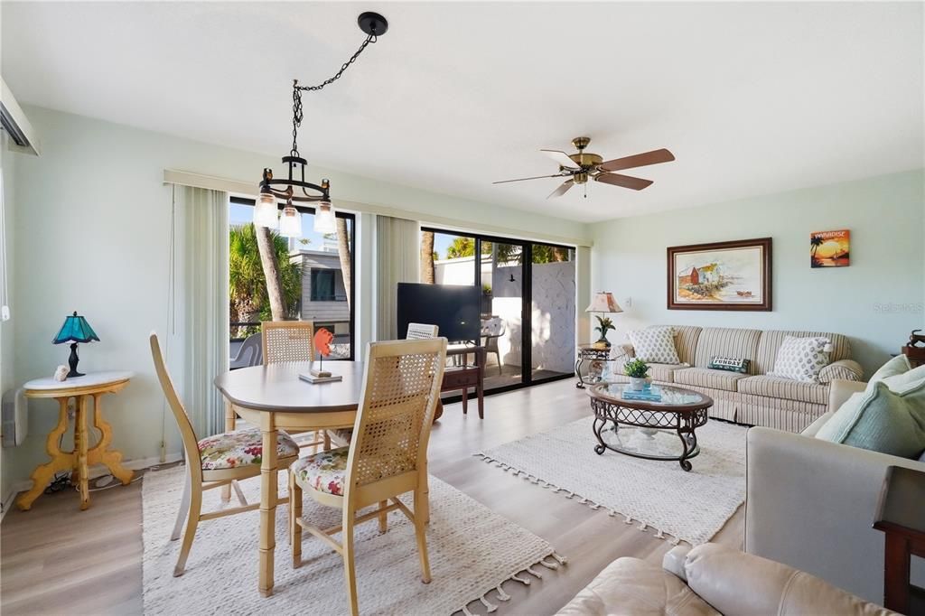 For Sale: $415,000 (2 beds, 2 baths, 934 Square Feet)