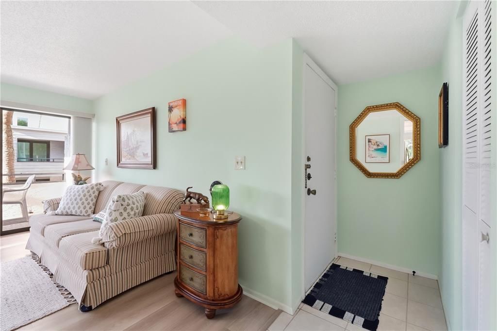 For Sale: $415,000 (2 beds, 2 baths, 934 Square Feet)