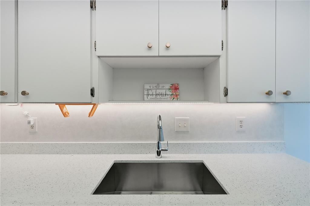 For Sale: $415,000 (2 beds, 2 baths, 934 Square Feet)