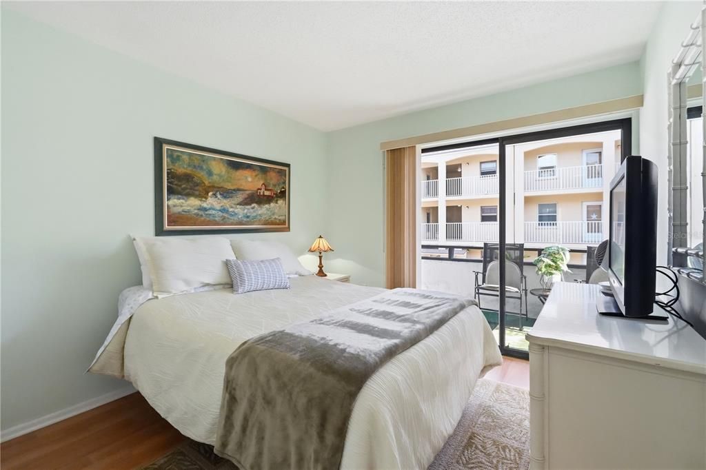 For Sale: $415,000 (2 beds, 2 baths, 934 Square Feet)
