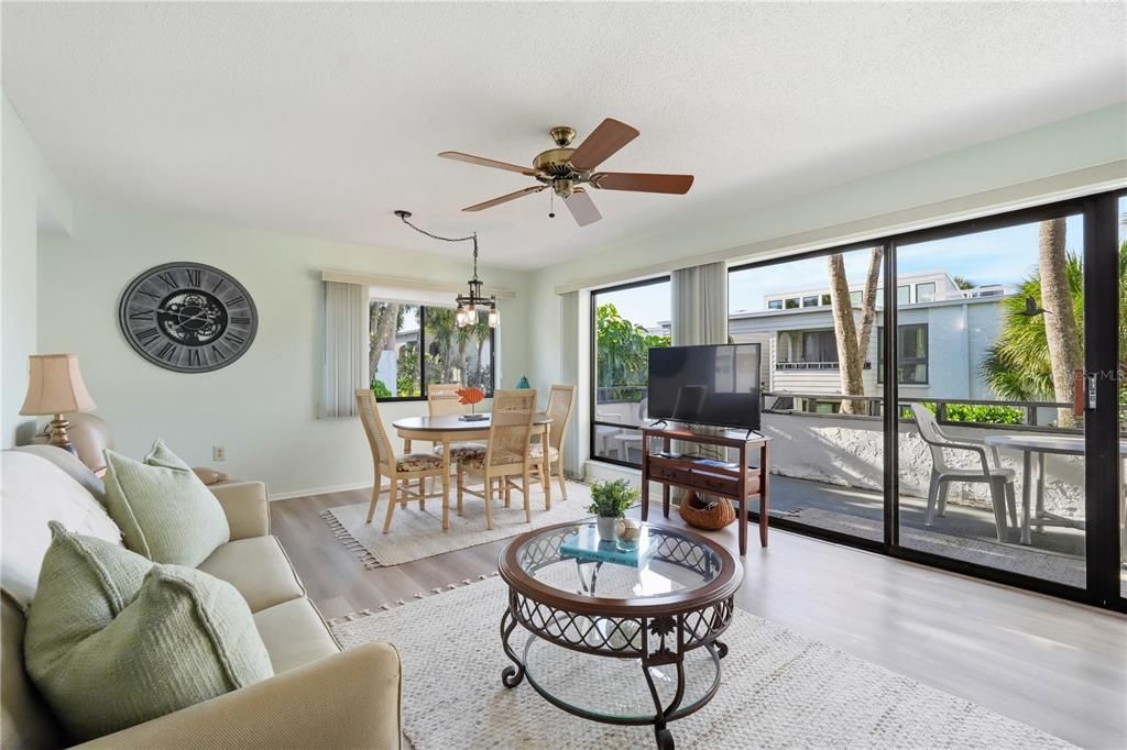 For Sale: $415,000 (2 beds, 2 baths, 934 Square Feet)