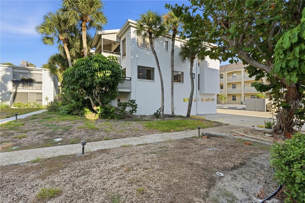 For Sale: $415,000 (2 beds, 2 baths, 934 Square Feet)