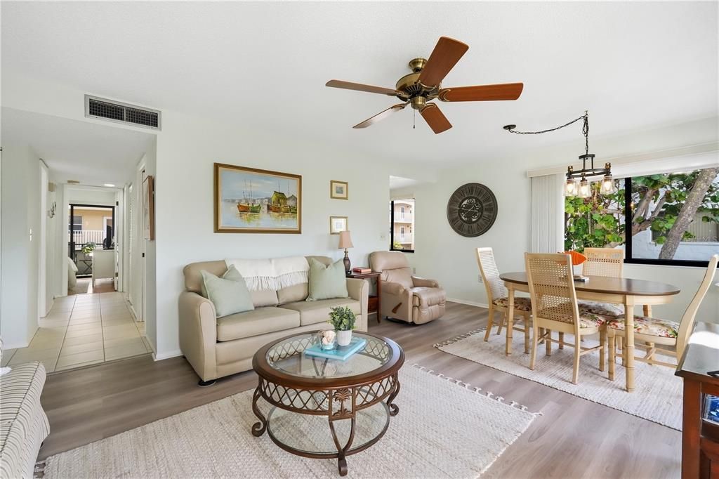 For Sale: $415,000 (2 beds, 2 baths, 934 Square Feet)