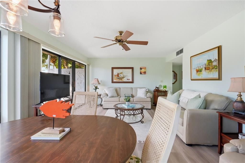 For Sale: $415,000 (2 beds, 2 baths, 934 Square Feet)