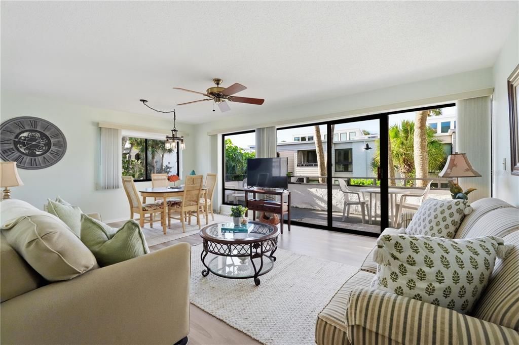 For Sale: $415,000 (2 beds, 2 baths, 934 Square Feet)