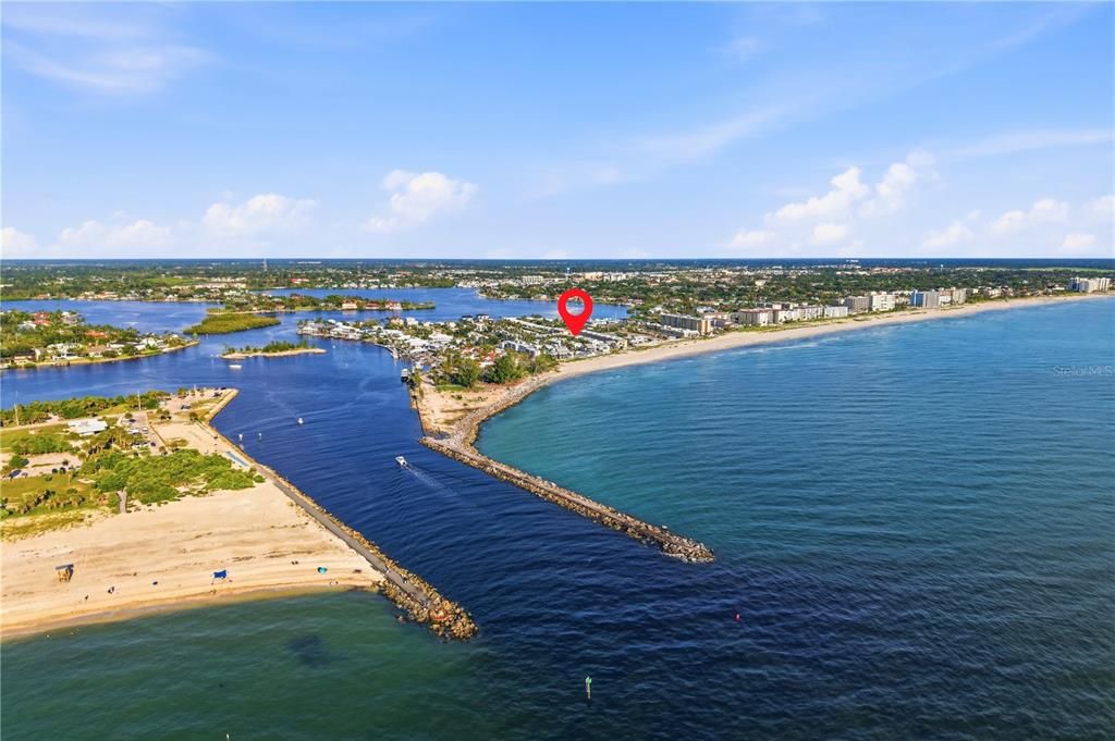 For Sale: $415,000 (2 beds, 2 baths, 934 Square Feet)