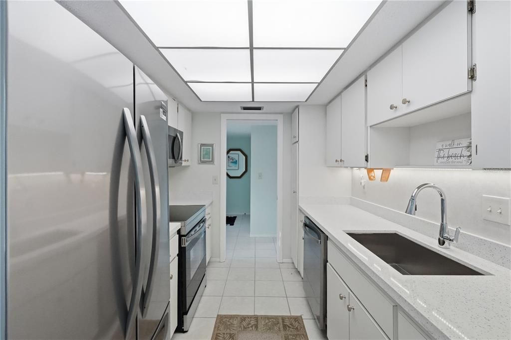 For Sale: $415,000 (2 beds, 2 baths, 934 Square Feet)