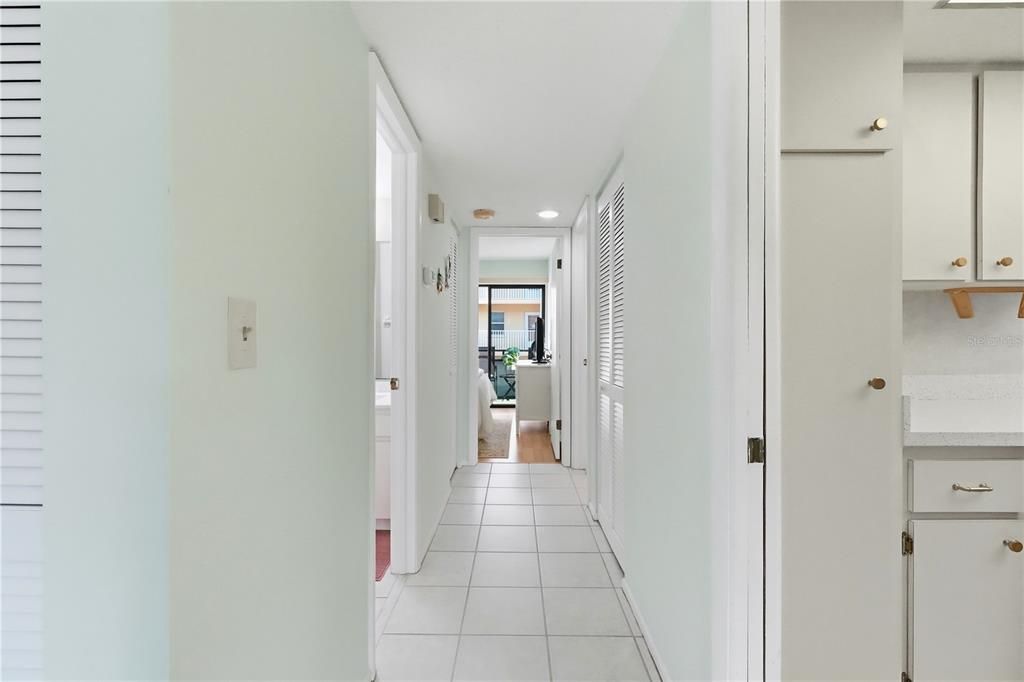 For Sale: $415,000 (2 beds, 2 baths, 934 Square Feet)