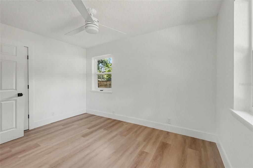 На продажу: $399,999 (3 спален, 2 ванн, 1424 Квадратных фут)