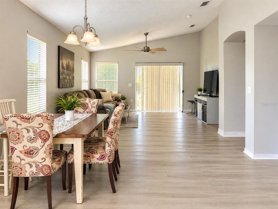 For Sale: $274,900 (2 beds, 2 baths, 1387 Square Feet)
