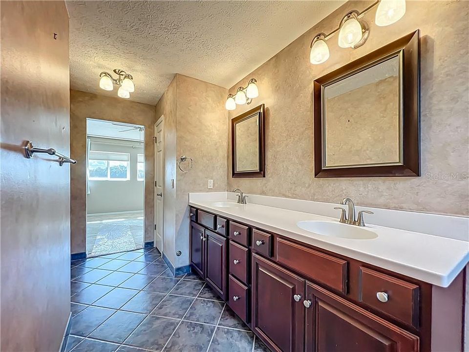 Recently Sold: $344,900 (2 beds, 2 baths, 1209 Square Feet)