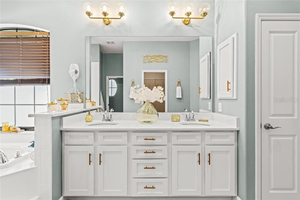 Recently Sold: $1,074,000 (4 beds, 2 baths, 2009 Square Feet)