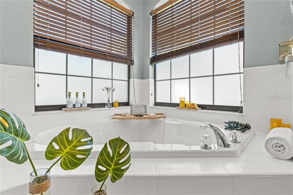 Recently Sold: $1,074,000 (4 beds, 2 baths, 2009 Square Feet)