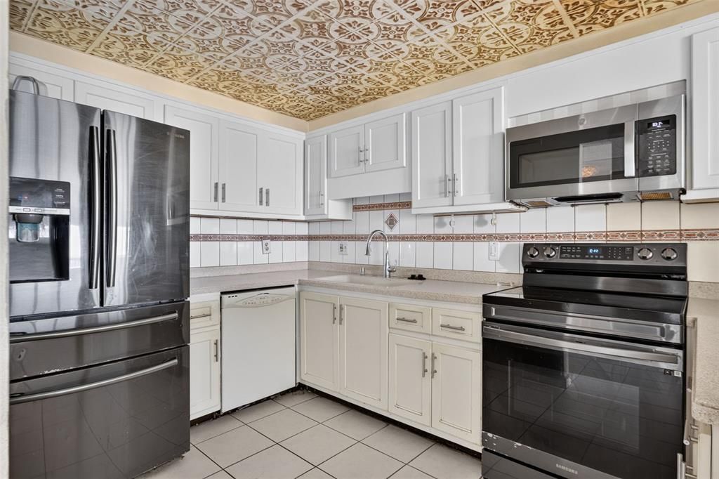 На продажу: $329,900 (2 спален, 2 ванн, 966 Квадратных фут)