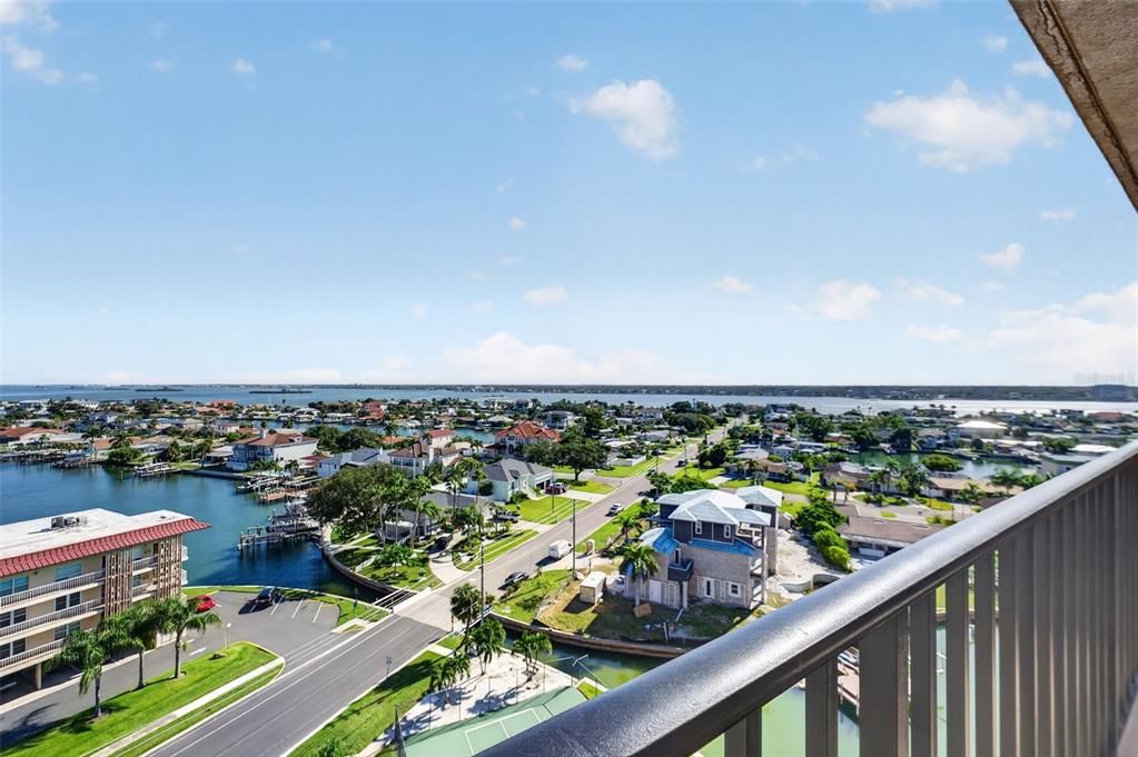 На продажу: $329,900 (2 спален, 2 ванн, 966 Квадратных фут)