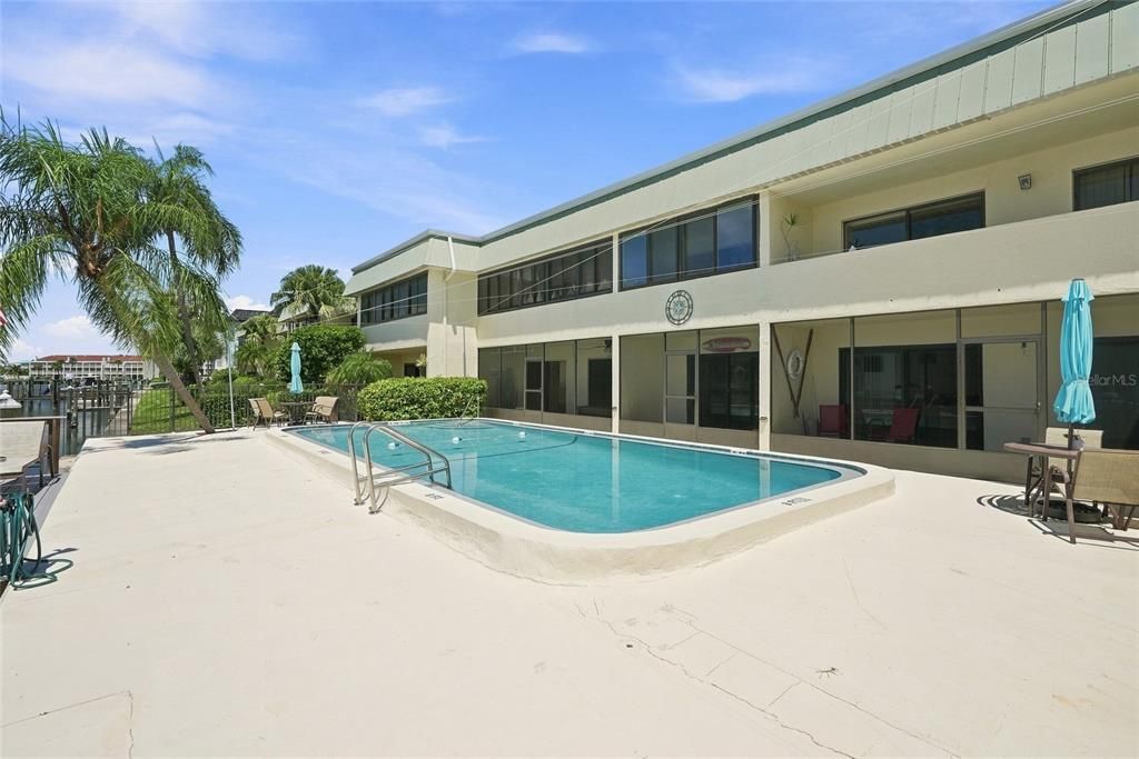 For Sale: $250,000 (2 beds, 2 baths, 1065 Square Feet)