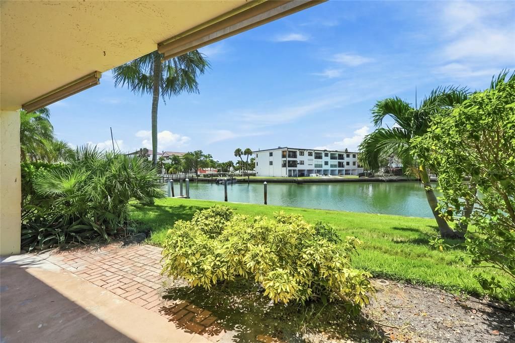 For Sale: $250,000 (2 beds, 2 baths, 1065 Square Feet)
