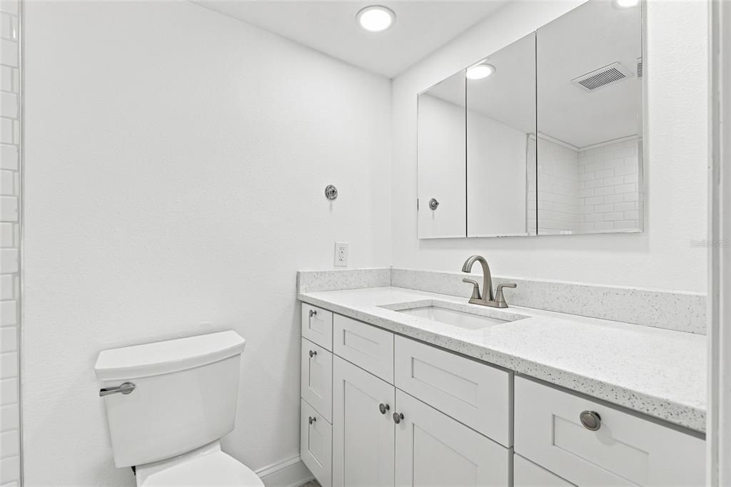 For Sale: $250,000 (2 beds, 2 baths, 1065 Square Feet)