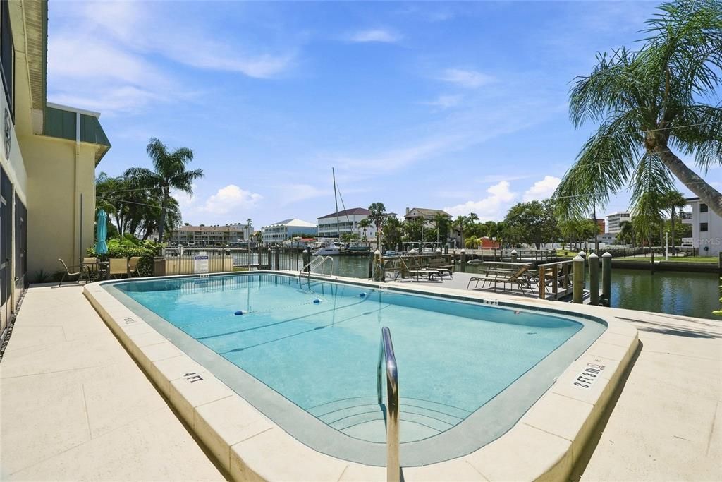 For Sale: $250,000 (2 beds, 2 baths, 1065 Square Feet)