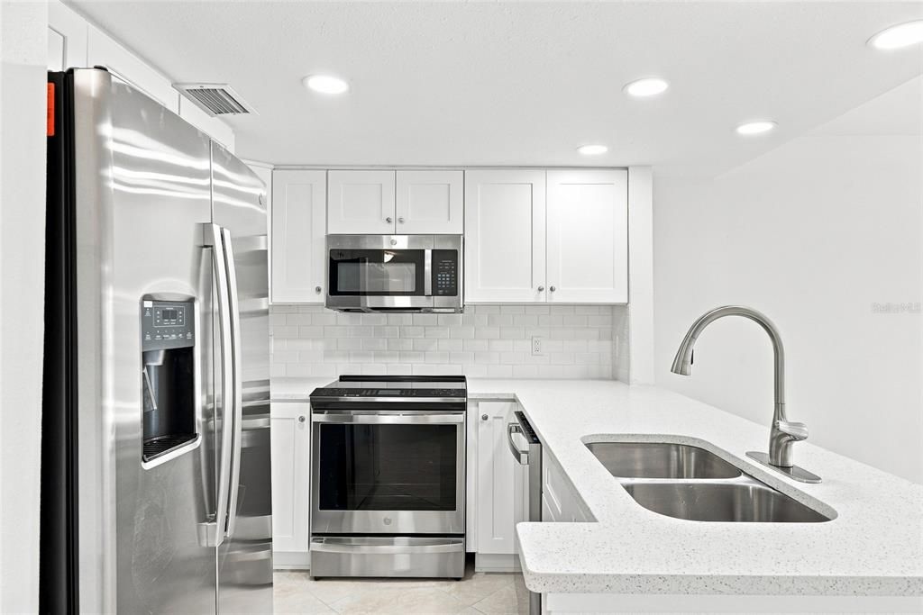 For Sale: $250,000 (2 beds, 2 baths, 1065 Square Feet)