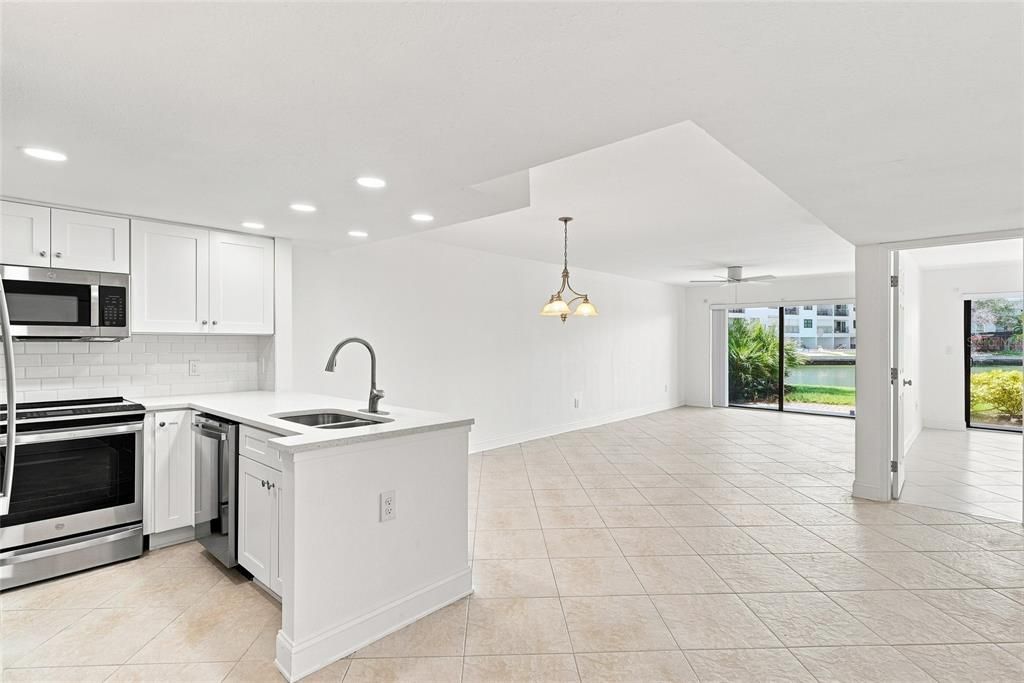 For Sale: $250,000 (2 beds, 2 baths, 1065 Square Feet)