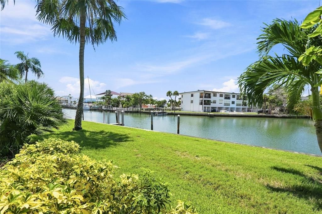 For Sale: $250,000 (2 beds, 2 baths, 1065 Square Feet)