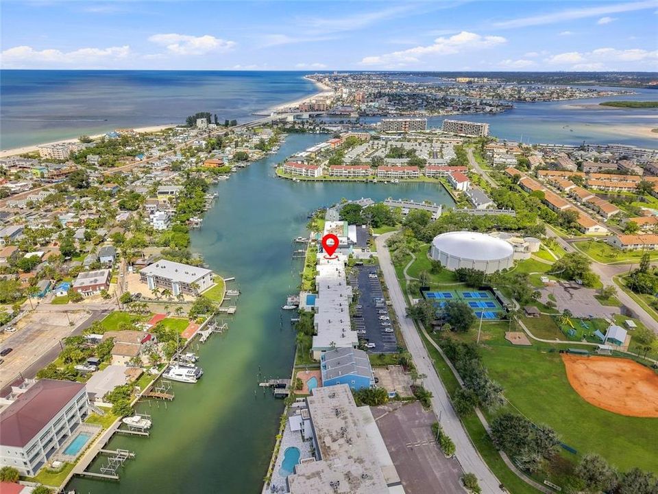 For Sale: $250,000 (2 beds, 2 baths, 1065 Square Feet)
