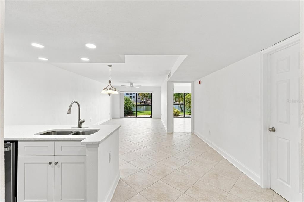For Sale: $250,000 (2 beds, 2 baths, 1065 Square Feet)