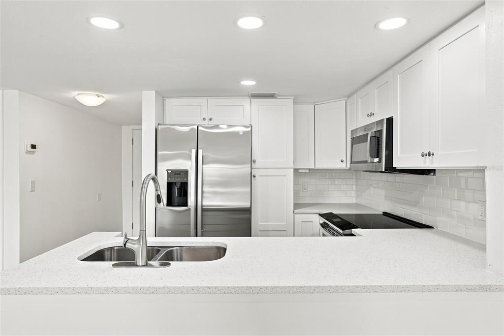 For Sale: $250,000 (2 beds, 2 baths, 1065 Square Feet)