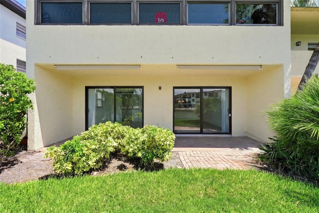 For Sale: $250,000 (2 beds, 2 baths, 1065 Square Feet)
