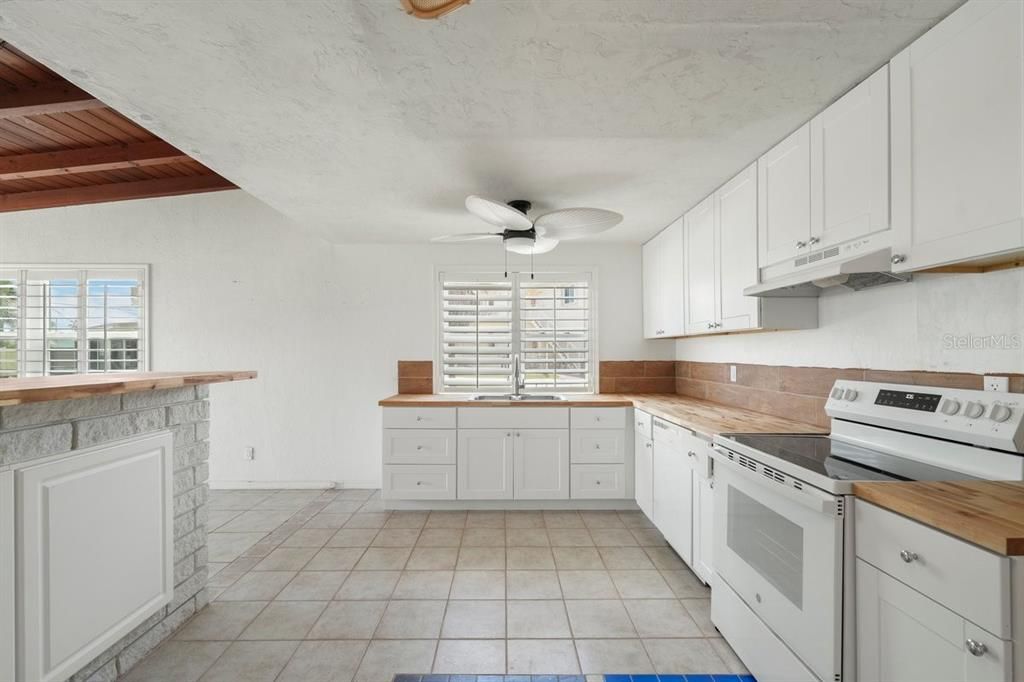 For Sale: $550,000 (3 beds, 2 baths, 1188 Square Feet)