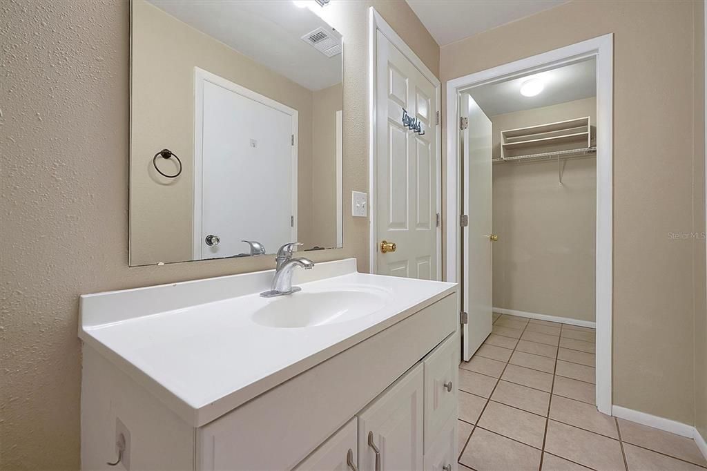 For Rent: $1,800 (2 beds, 2 baths, 1000 Square Feet)