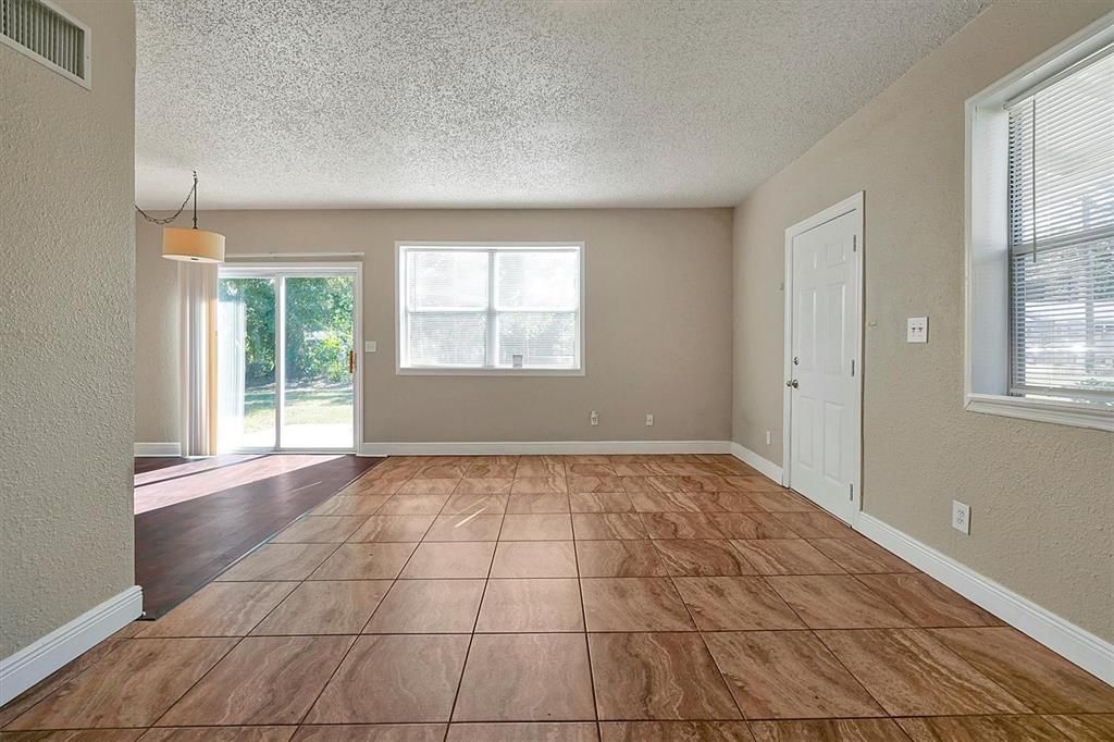 For Rent: $1,800 (2 beds, 2 baths, 1000 Square Feet)