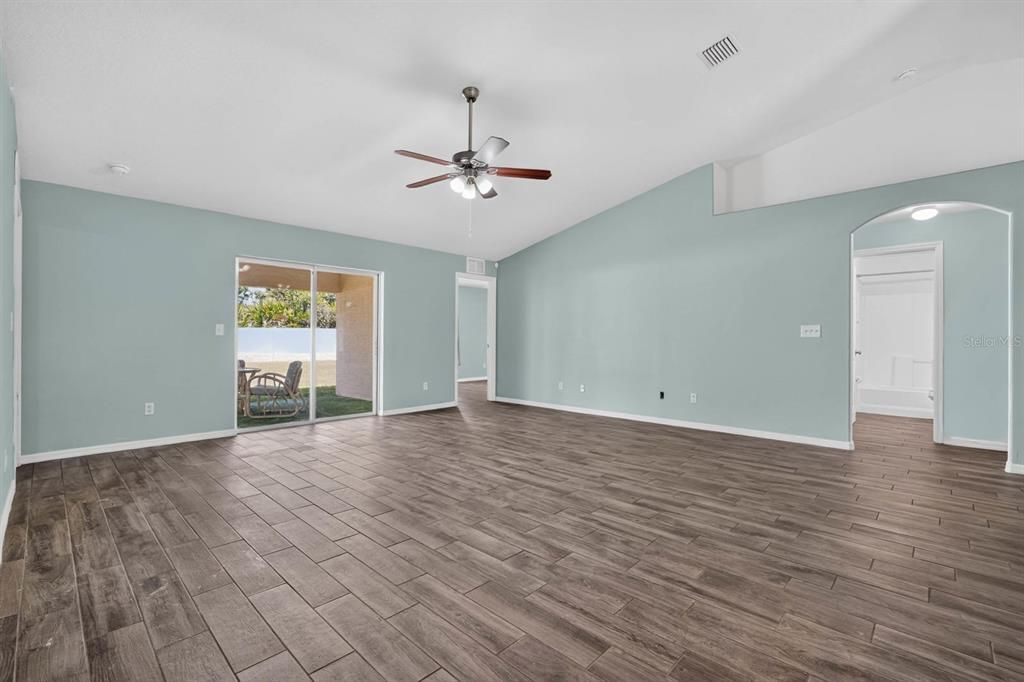 En Venta: $399,000 (5 camas, 3 baños, 2539 Pies cuadrados)