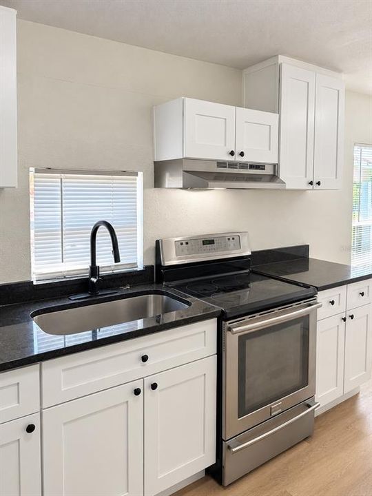 For Sale: $265,000 (3 beds, 1 baths, 840 Square Feet)