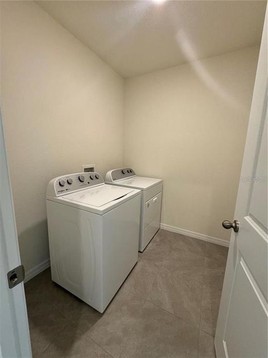 For Rent: $2,350 (4 beds, 2 baths, 2319 Square Feet)
