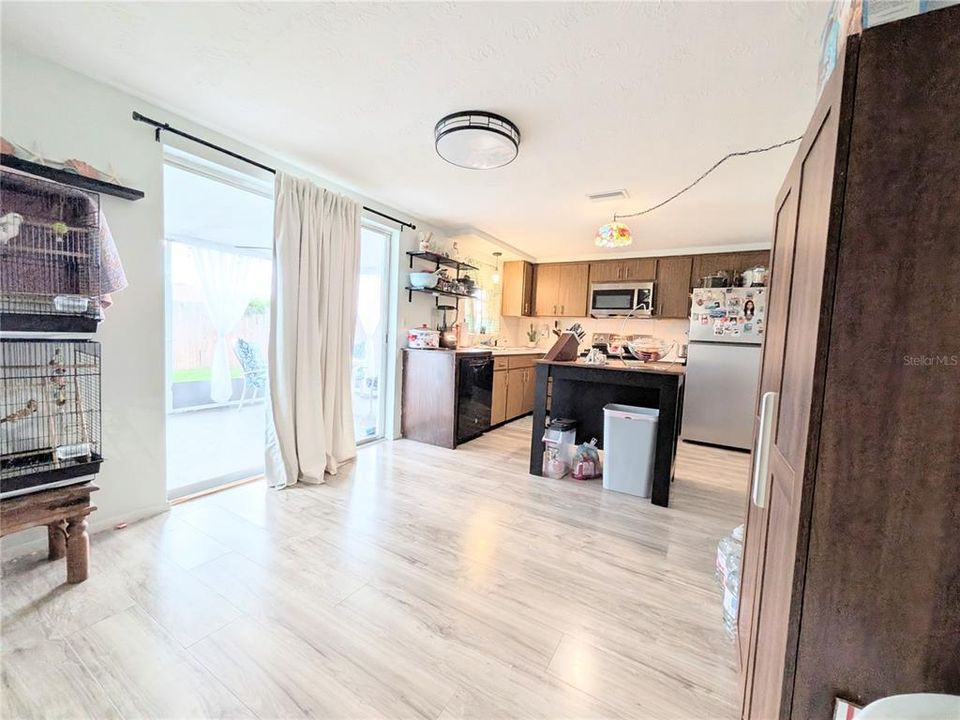 For Sale: $244,900 (2 beds, 1 baths, 948 Square Feet)