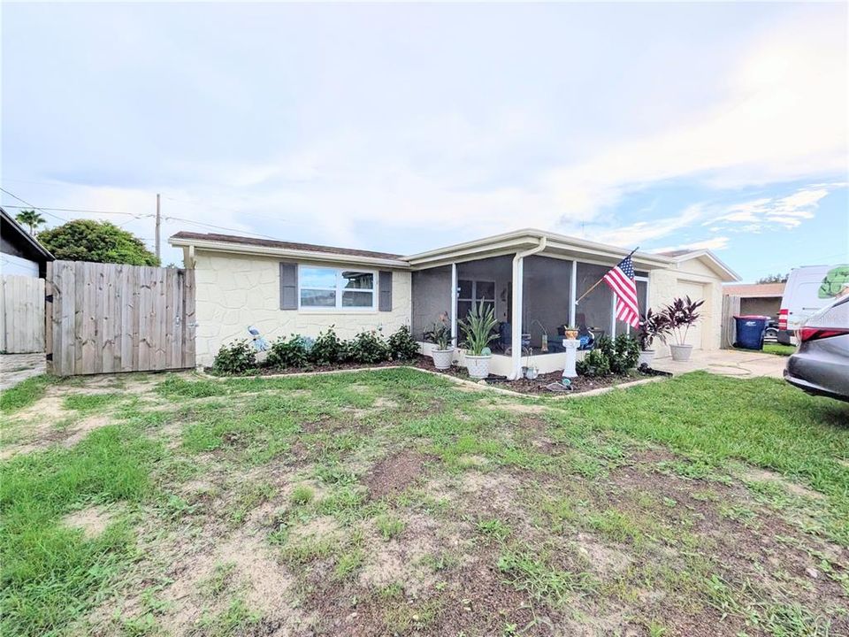 For Sale: $244,900 (2 beds, 1 baths, 948 Square Feet)
