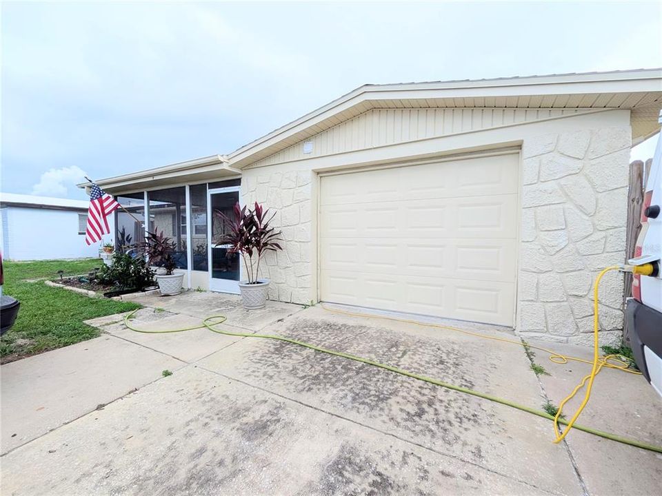 For Sale: $244,900 (2 beds, 1 baths, 948 Square Feet)
