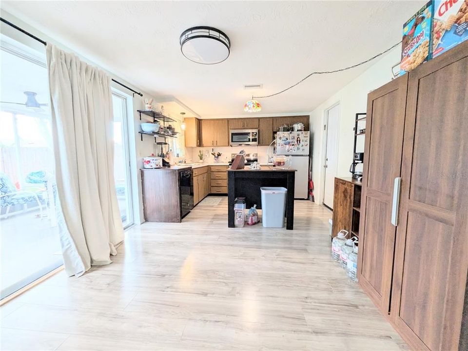 For Sale: $244,900 (2 beds, 1 baths, 948 Square Feet)