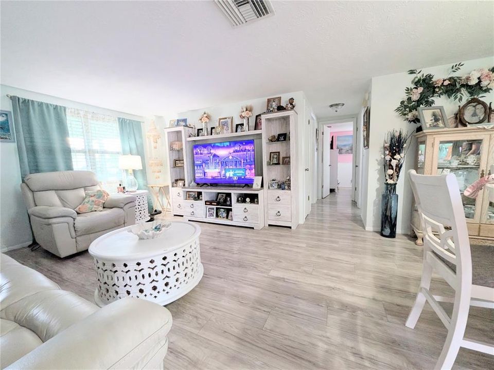For Sale: $244,900 (2 beds, 1 baths, 948 Square Feet)