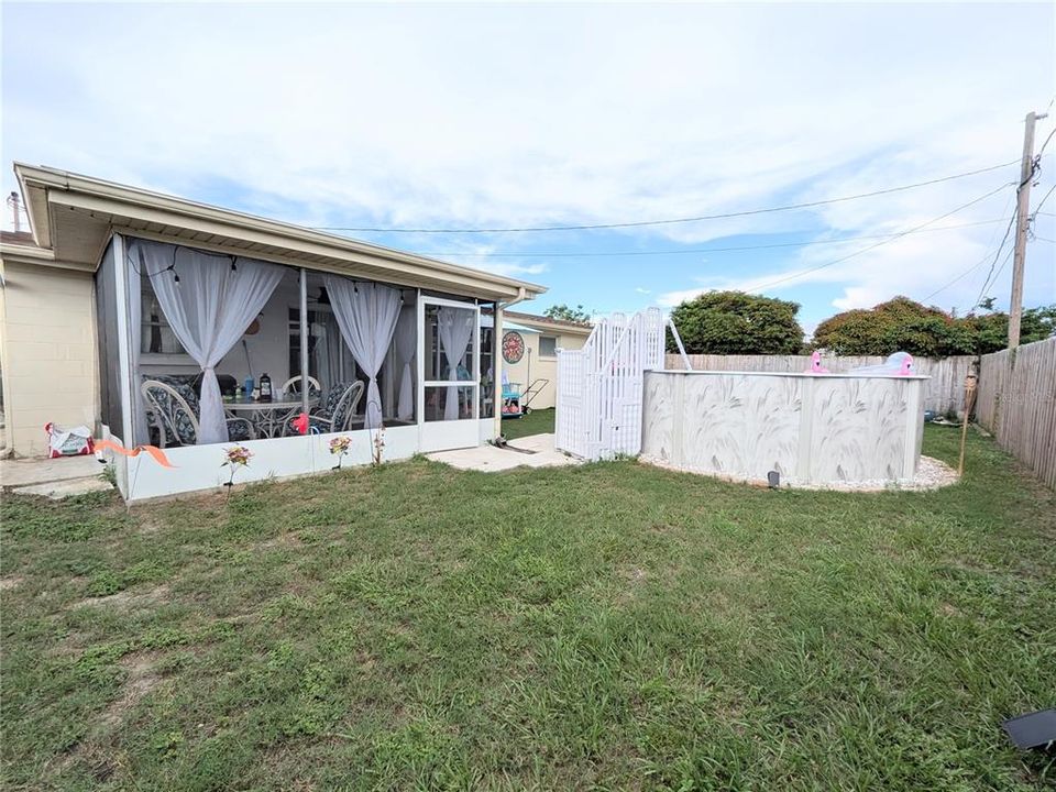 For Sale: $244,900 (2 beds, 1 baths, 948 Square Feet)