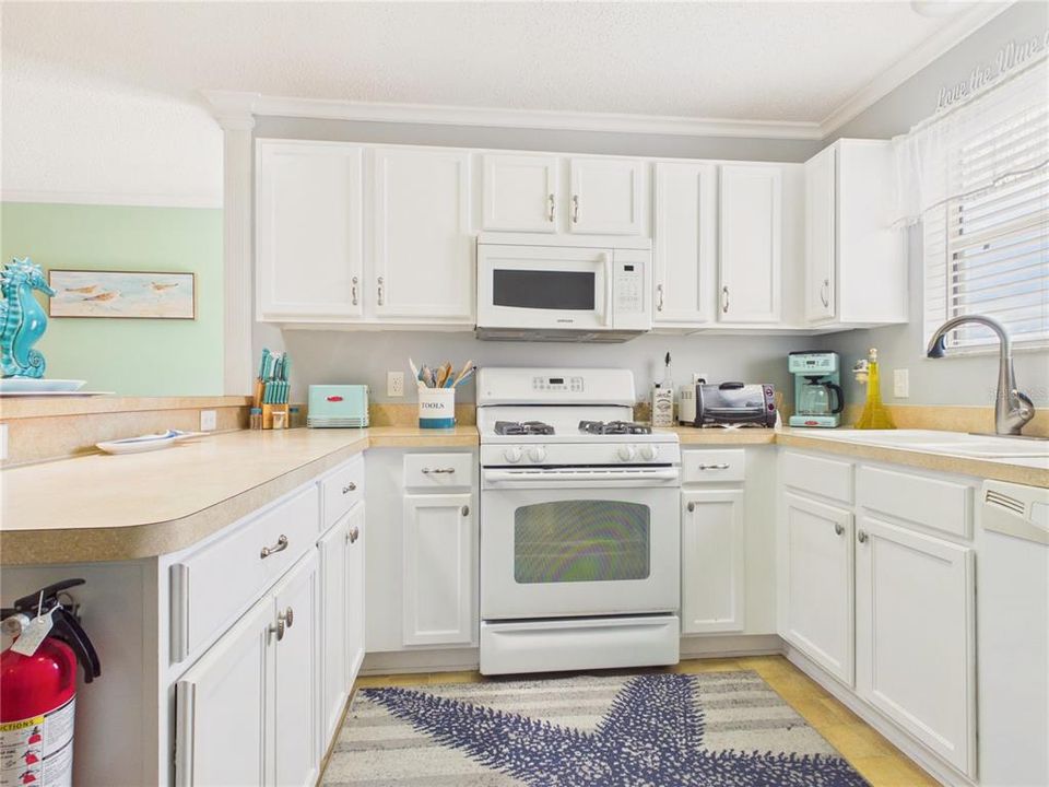 For Sale: $329,000 (3 beds, 2 baths, 1405 Square Feet)