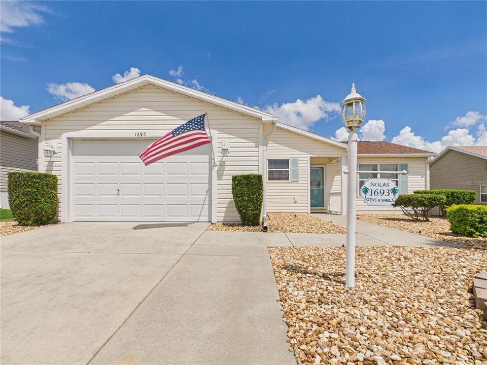For Sale: $329,000 (3 beds, 2 baths, 1405 Square Feet)