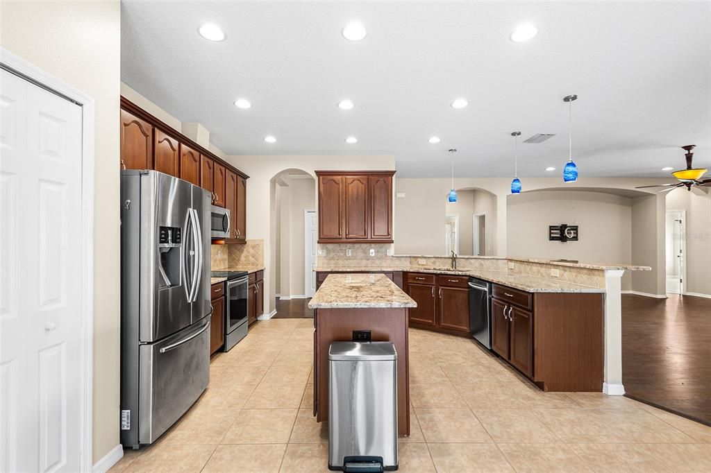 En Venta: $429,000 (4 camas, 3 baños, 3005 Pies cuadrados)