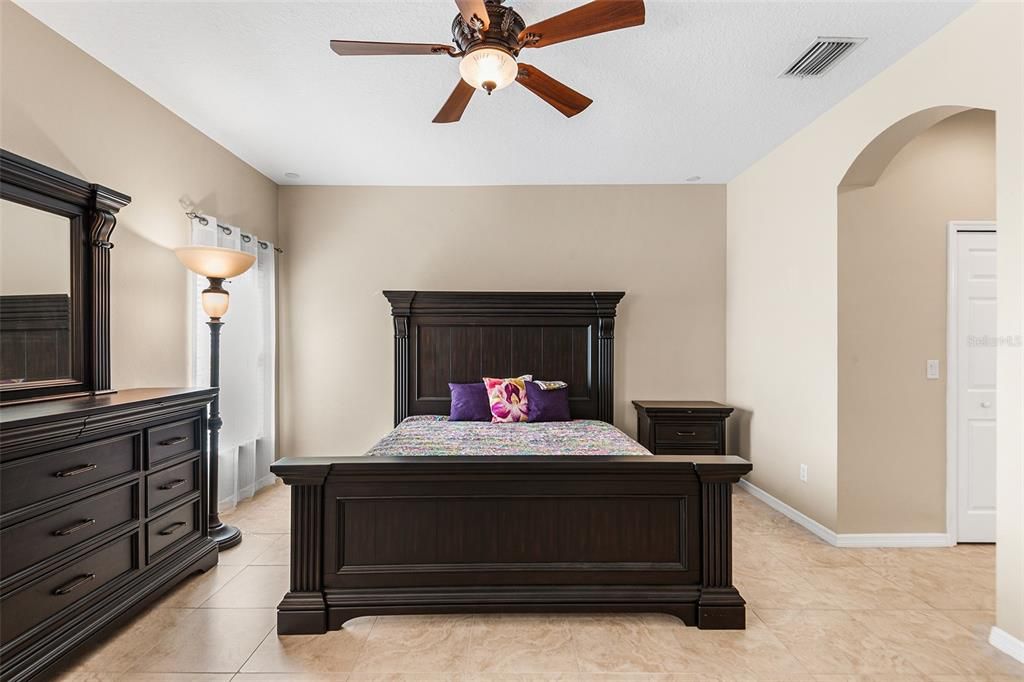 En Venta: $429,000 (4 camas, 3 baños, 3005 Pies cuadrados)