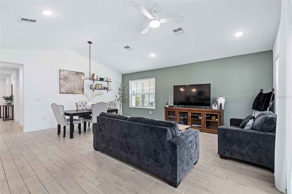 For Sale: $375,000 (4 beds, 3 baths, 2094 Square Feet)