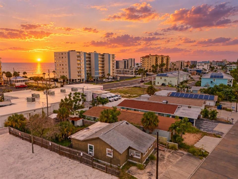 На продажу: $375,000 (0.09 acres)