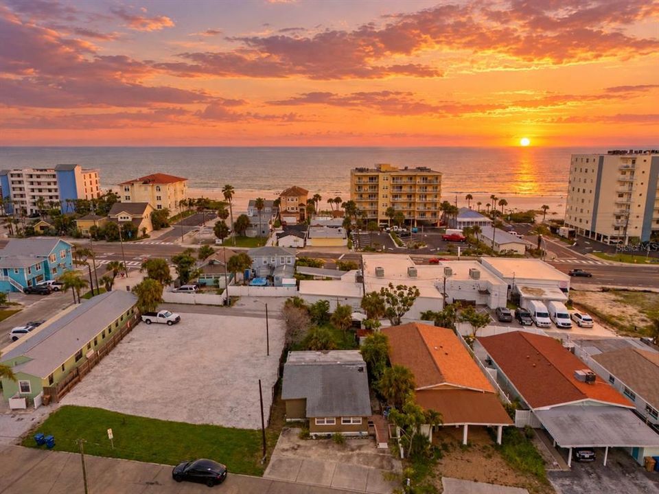 На продажу: $375,000 (0.09 acres)
