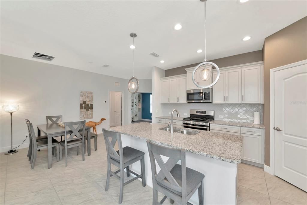 For Sale: $395,000 (2 beds, 2 baths, 1490 Square Feet)